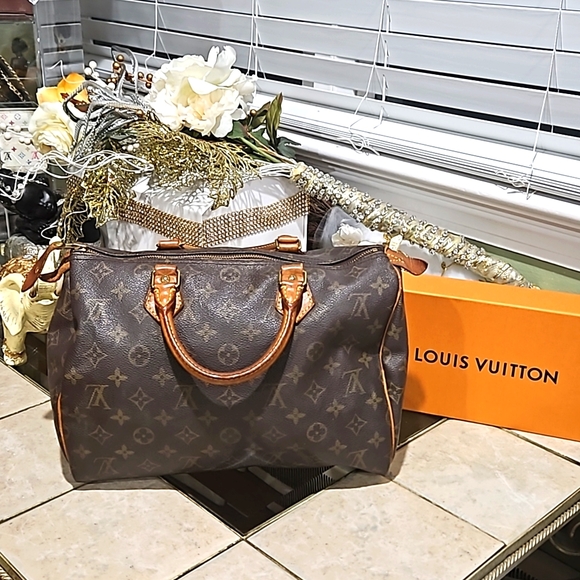 Louis Vuitton Handbags - EUC Louis Vuitton Monogram Speedy 30